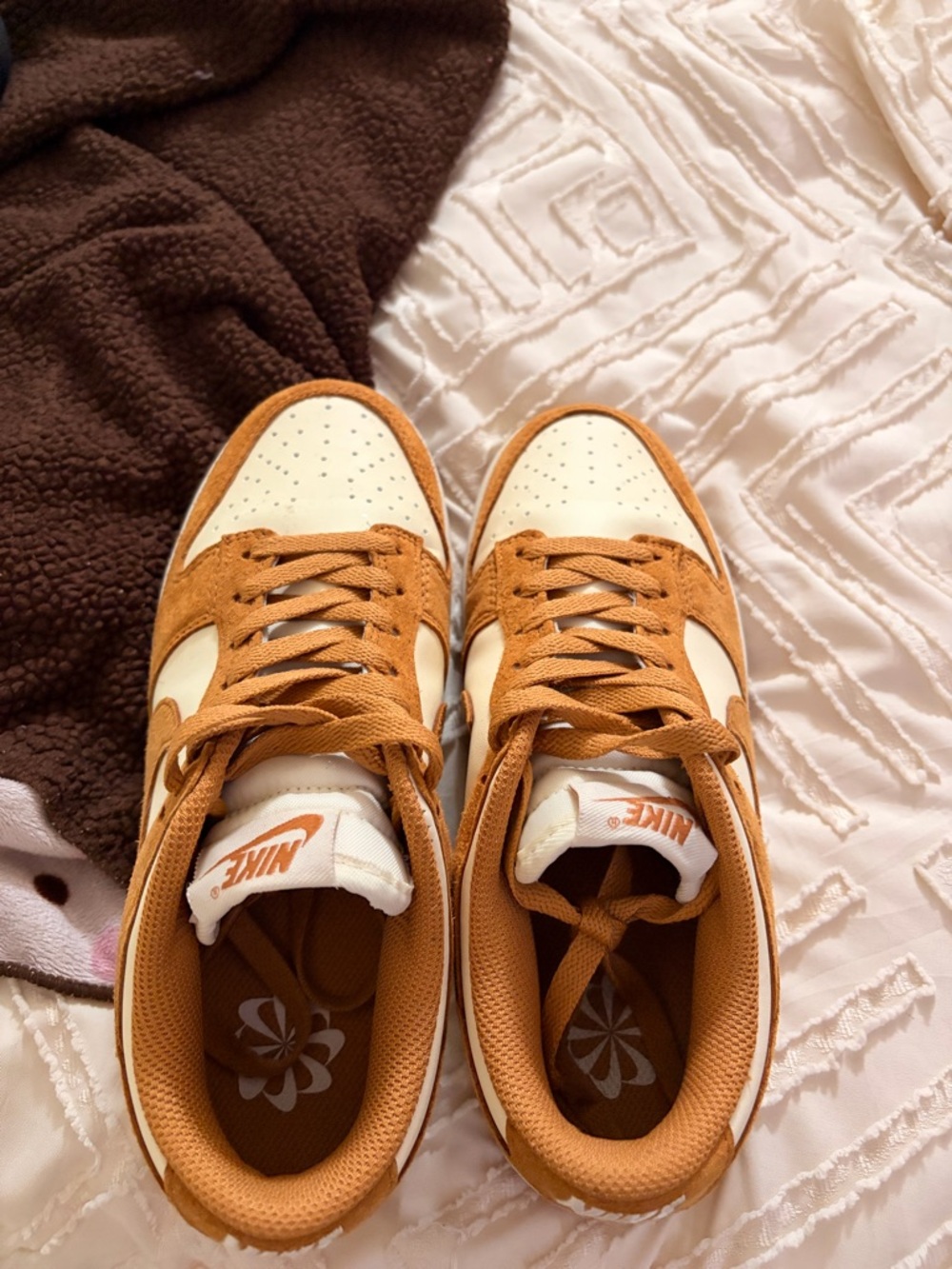 Nike Men’s Low-Top Sneakers in Tan and Cream